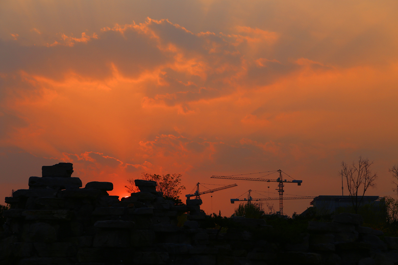 最新快报（今期生肖在南方，三五相合二七开。对抗日落西山一片红，道人良言有玄机）美拉尼西亚决战老挝赛事比分直播-行家点评